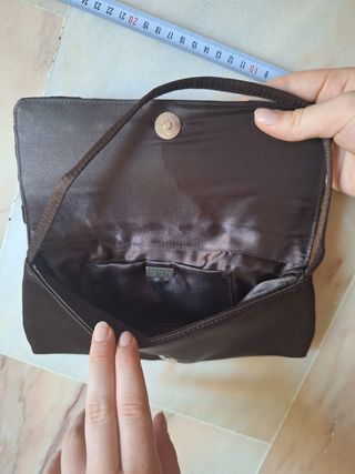 Bolso de mano marrón con lazo