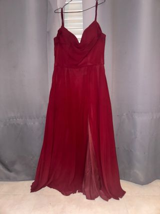Vestido de fiesta rojo con abertura