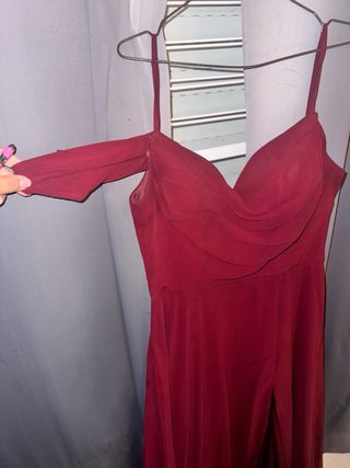 Vestido de fiesta rojo con abertura
