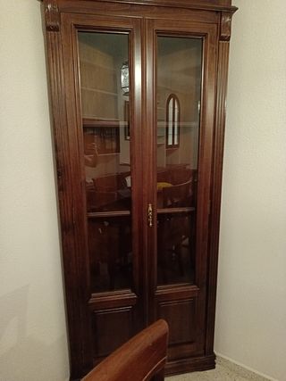 Mueble de madera antiguo con vitrina de esquina