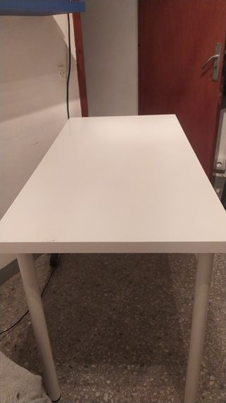 Mesa blanca patas metálicas