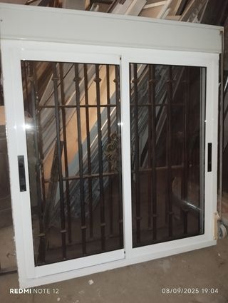 Ventana aluminio blanca con reja