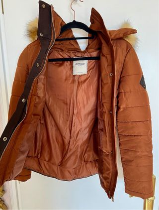 Chaqueta acolchada marrón capucha pelo de Pimkie