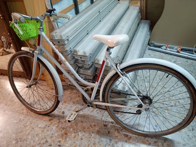 Bicicleta antigua para restaurar