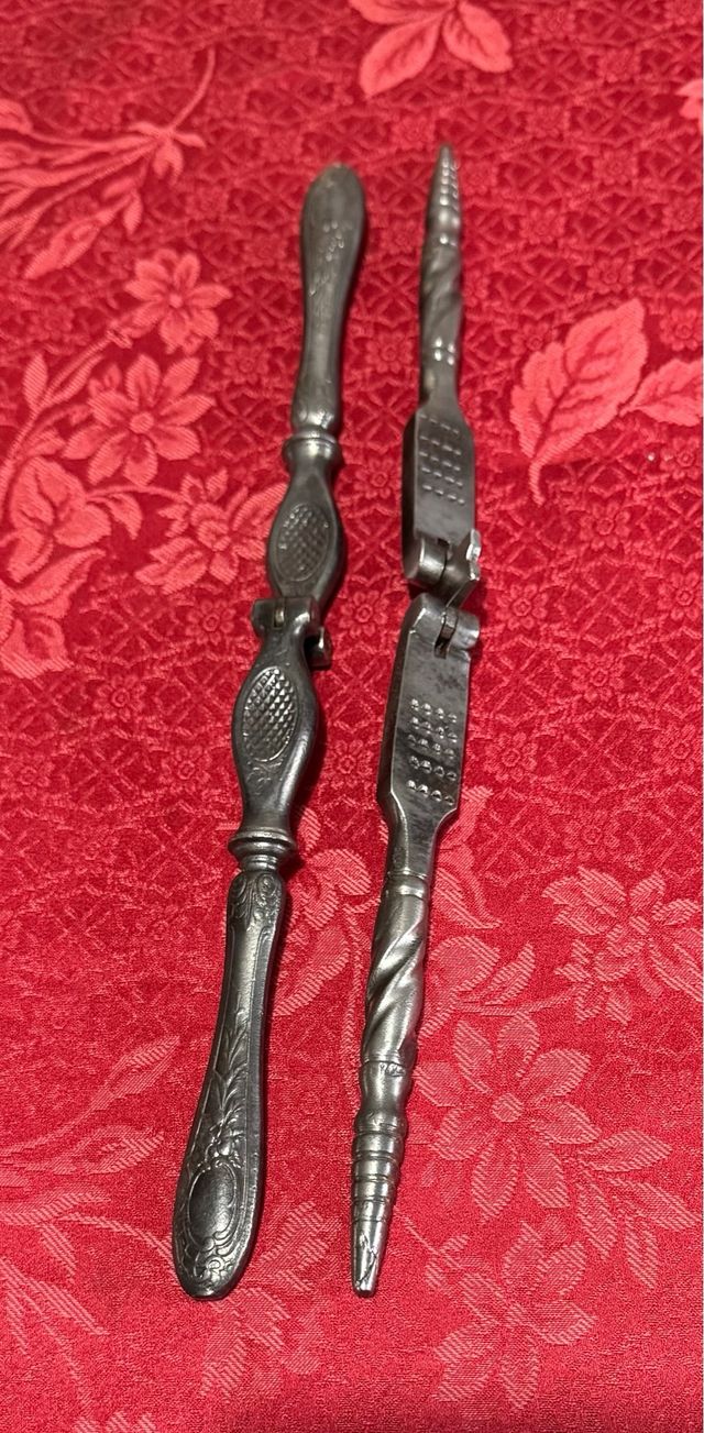 2 antichi schiaccianoci in metallo