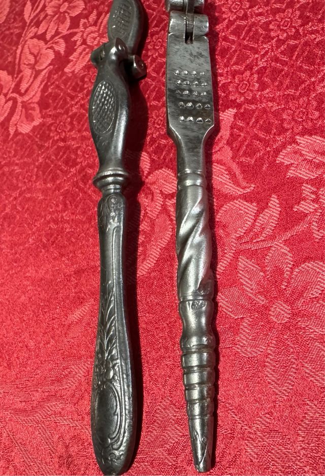 2 antichi schiaccianoci in metallo