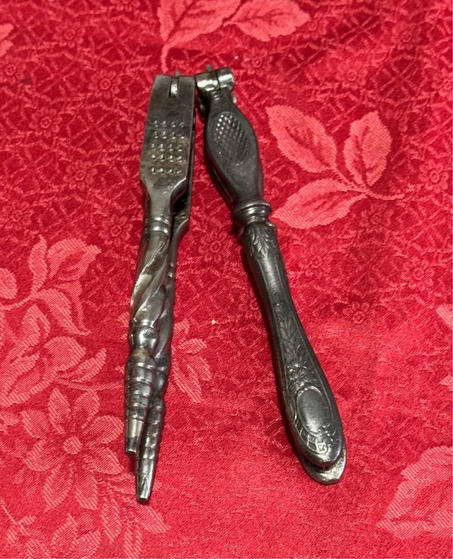 2 antichi schiaccianoci in metallo