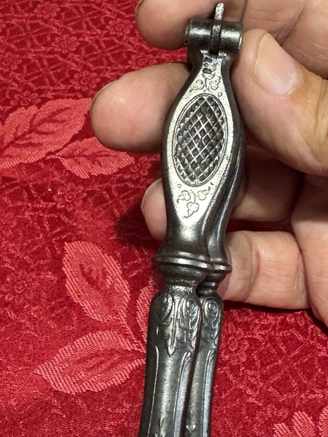 2 antichi schiaccianoci in metallo