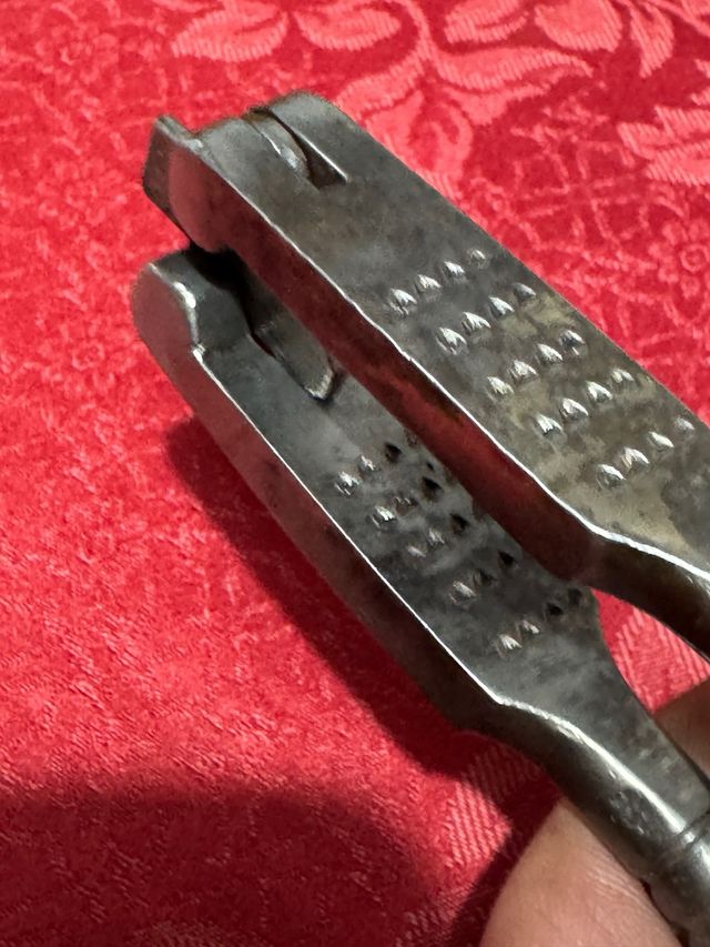 2 antichi schiaccianoci in metallo