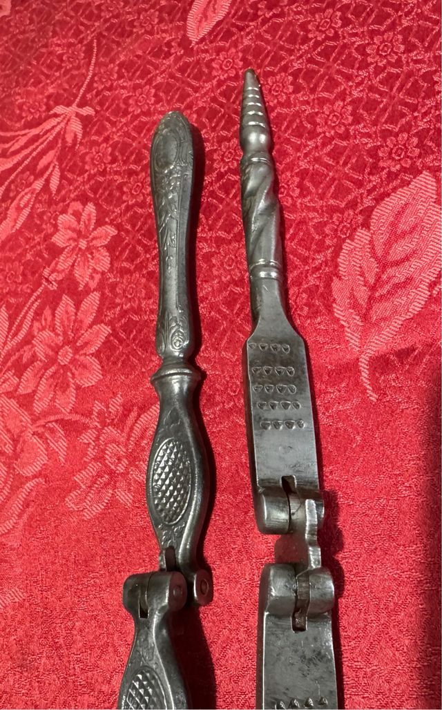 2 antichi schiaccianoci in metallo