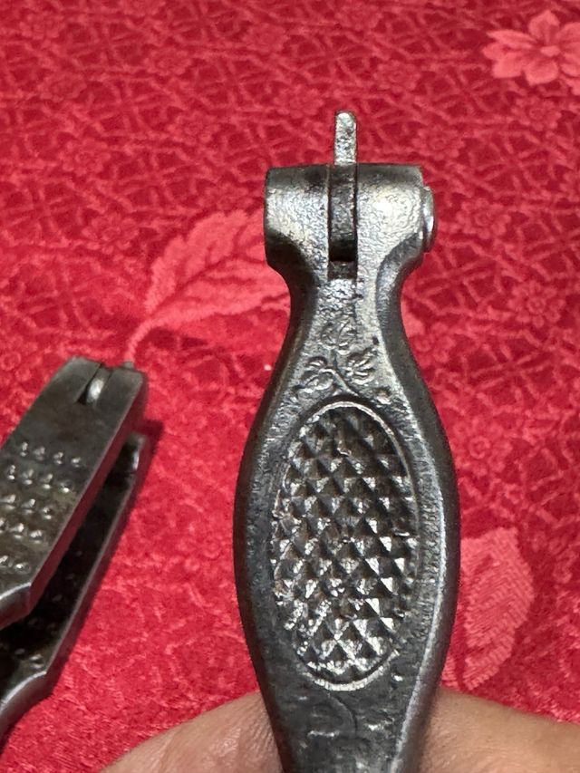 2 antichi schiaccianoci in metallo