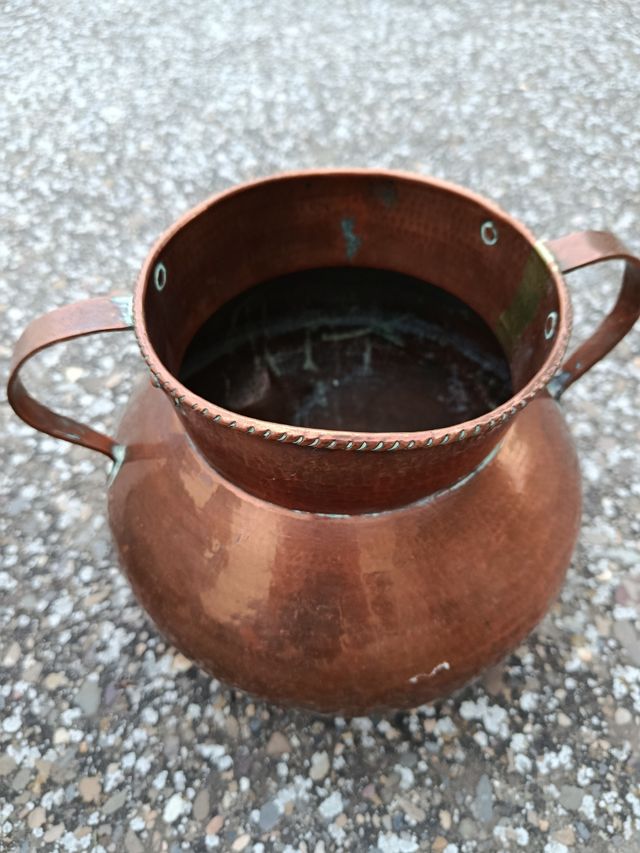 Vasija de cobre martillado con asas