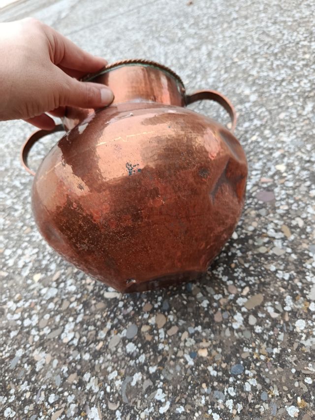 Vasija de cobre martillado con asas