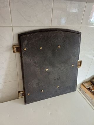 Puerta antigua de fundición de caldera carbon