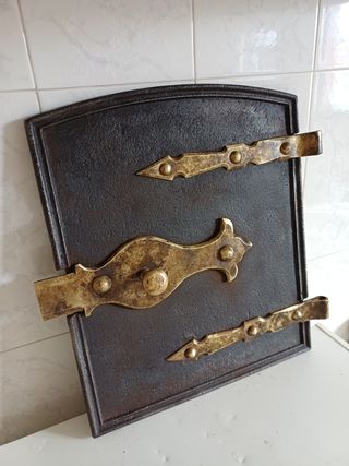 Puerta antigua de fundición de caldera carbon
