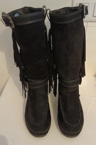 Botas altas negras con flecos