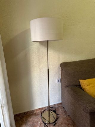 Lámpara de pie beige y dorada