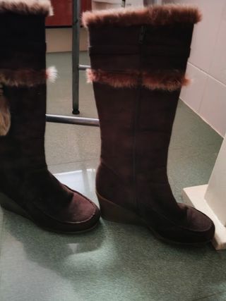Botas y bolso marrón