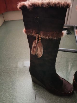 Botas y bolso marrón