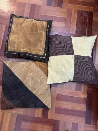 3 Almohadones de tela y ante