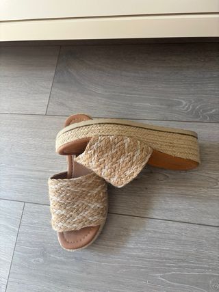 Sandalias esparto beige y blanco un solo uso