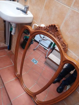 Espejo de madera con marco tallado