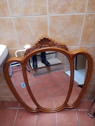 Espejo de madera con marco tallado
