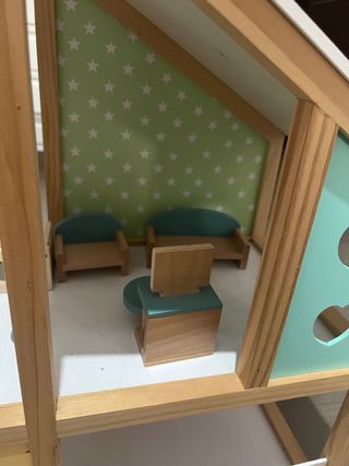 Casa de muñecas de madera con accesrios