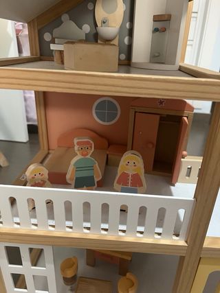 Casa de muñecas de madera con accesrios