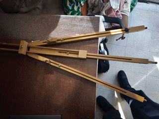 Treppiede di legno per dipinti e quadri .