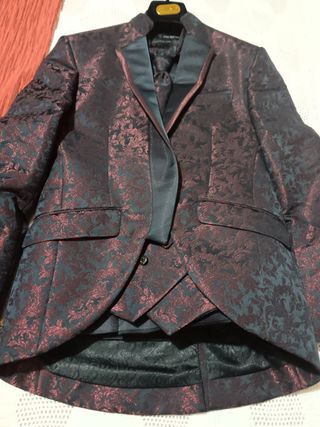 Traje ceremonia  o de época brocado rojo/negro T.S