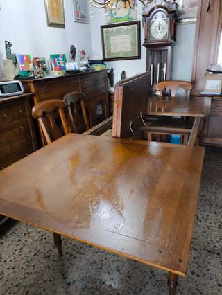 Mesa de comedor de madera