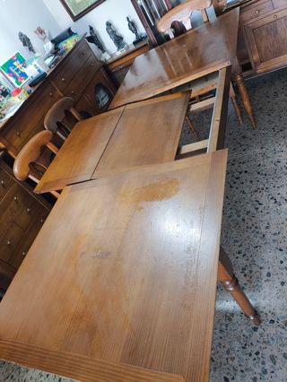 Mesa de comedor de madera
