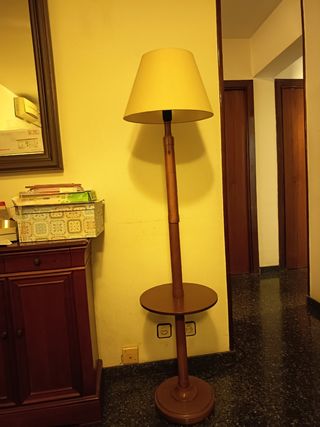 Lámpara de pie de madera y papel