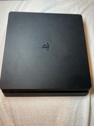 Consola PS4 con 2 juegos y mando