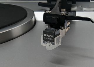 Tocadiscos Yamaha P-220 