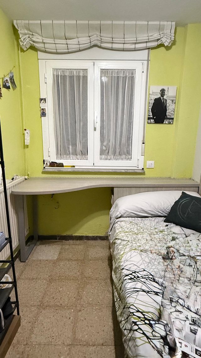 Mesa de estudio beige(precio negociable)