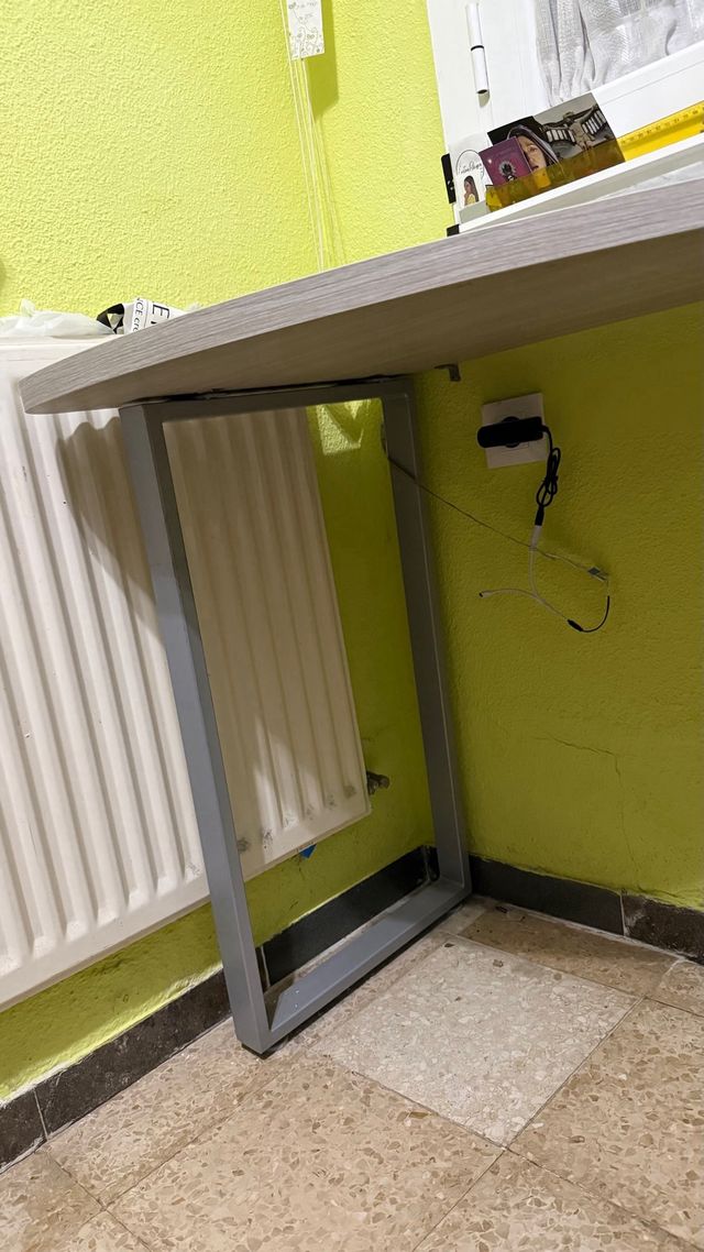 Mesa de estudio beige(precio negociable)