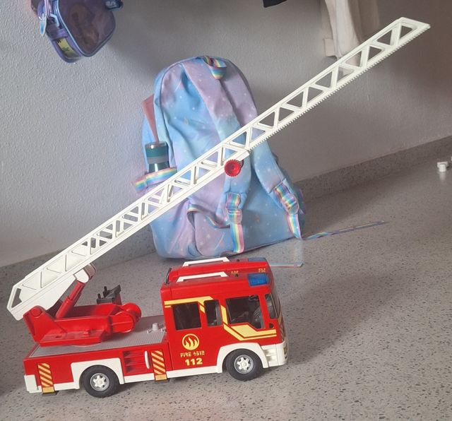 Camión de bomberos con escalera