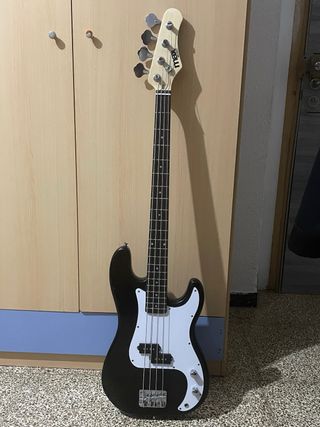Bajo Eléctrico Negro con Amplificador