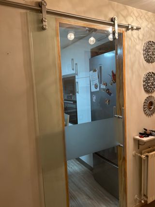 Puerta corredera de cristal con riel