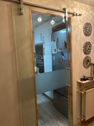 Puerta corredera de cristal con riel