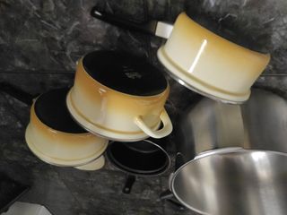 Juego de Cacerolas Beige y Plateadas