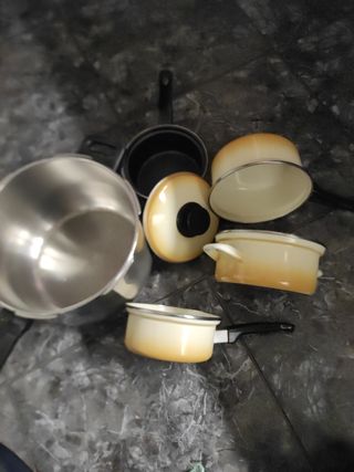 Juego de Cacerolas Beige y Plateadas