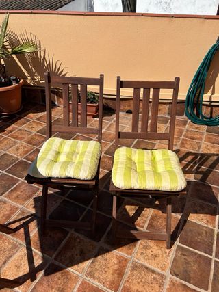 Mesa y 2 sillas plegables de madera