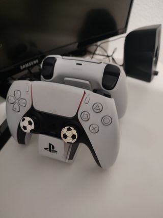 PlayStation 5 con dos mandos y cargador . 