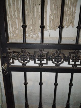 Puerta de hierro forjado decorada
