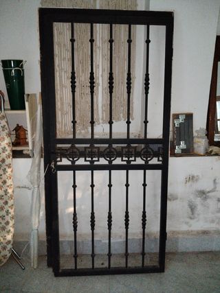 Puerta de hierro forjado decorada