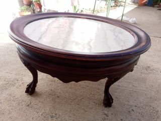 Mesita redonda de madera y mármol