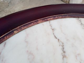 Mesita redonda de madera y mármol